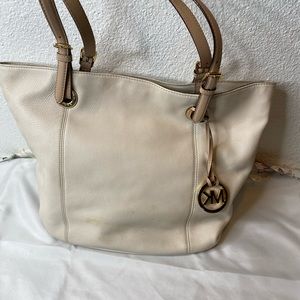 Michael kors vintage leather cream hand bag.  Medium size, very clean.